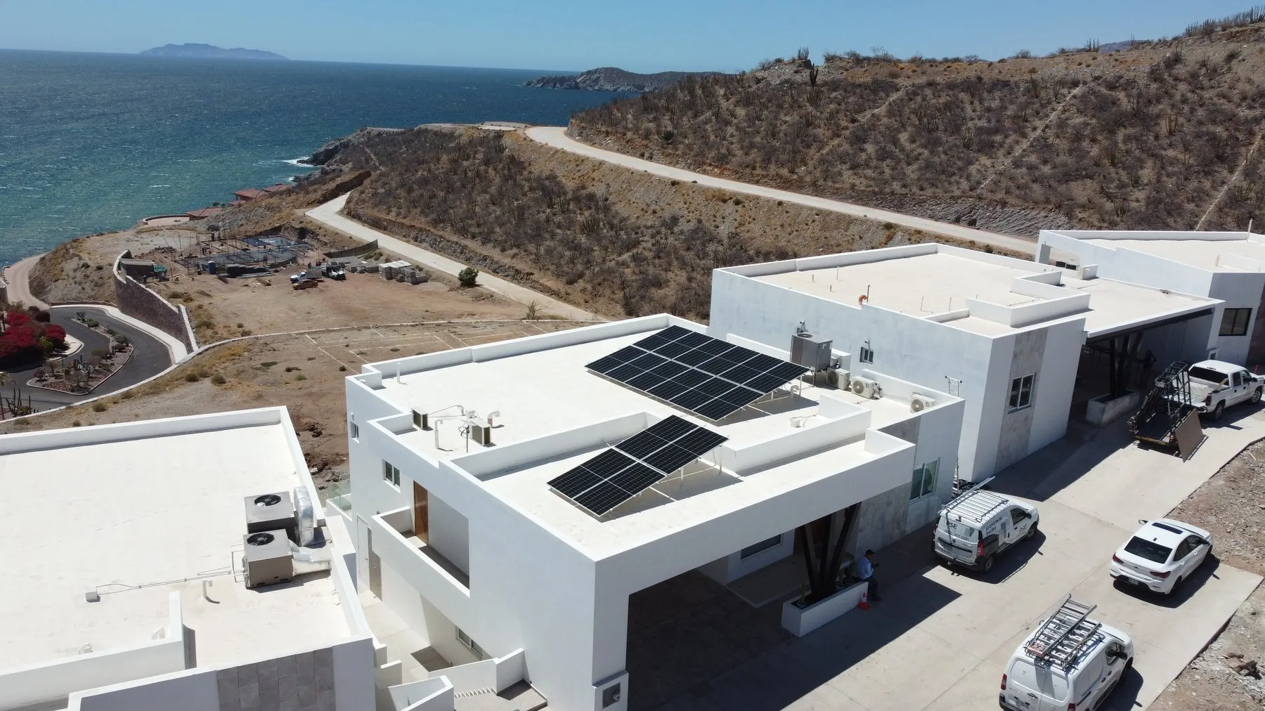 Proyecto solar residencial de 8.9 kilowatts pico en San Carlos, Sonora.
