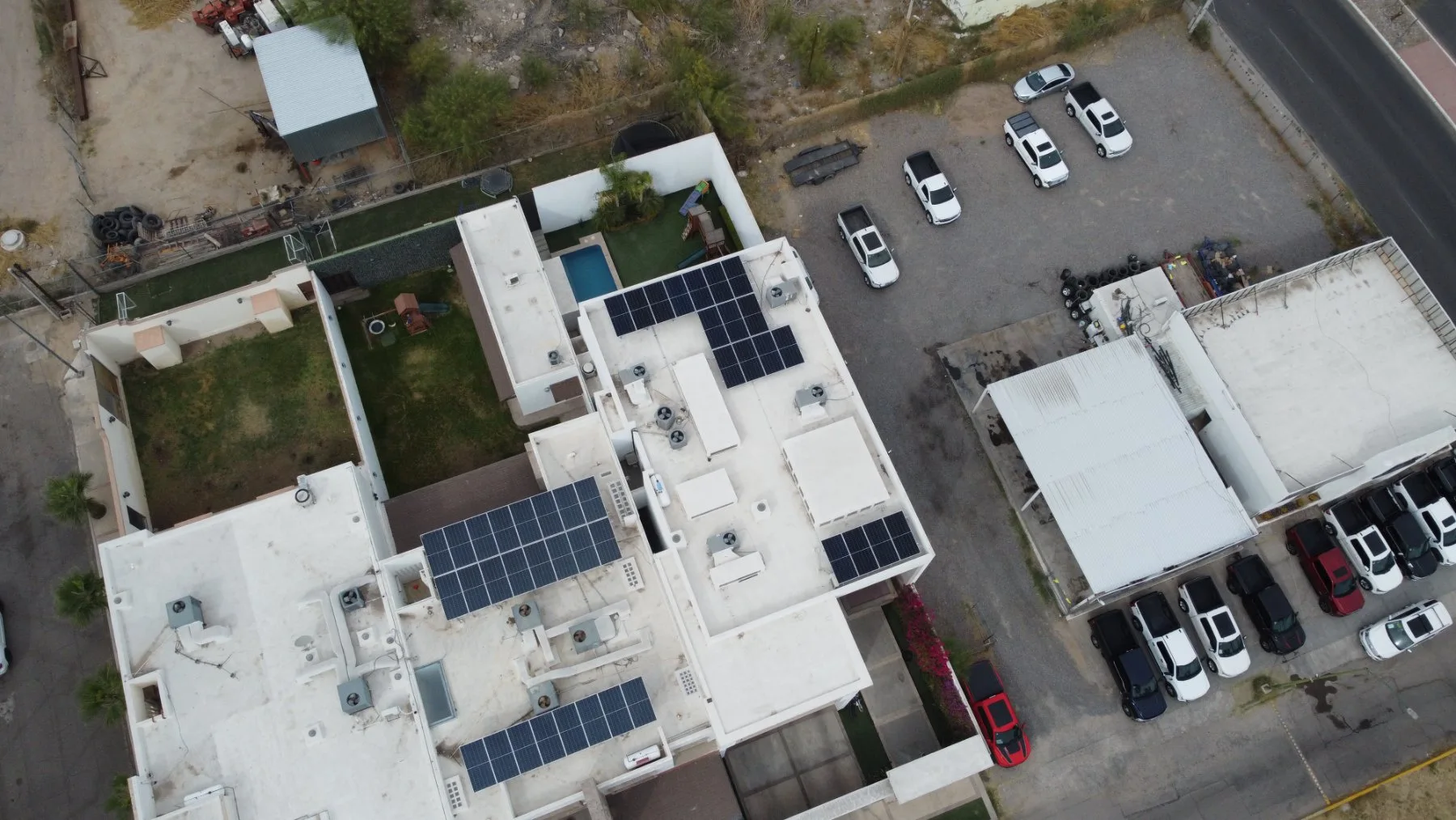Complejo comercial con paneles solares instalado por PSE