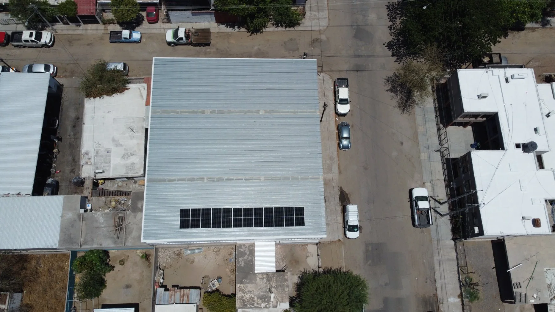 Nave industrial con paneles solares instalados por PSE
